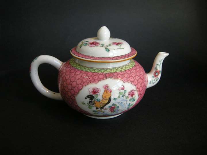 Small teapot in fine porcelain of the Famille Rose